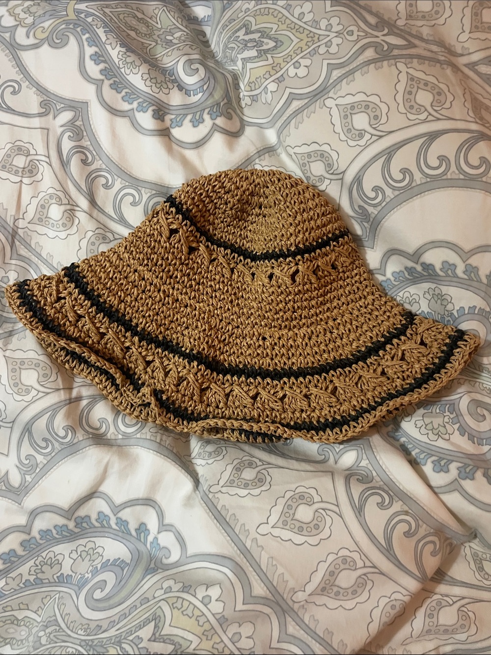Women’s Straw sun hat. Tan and black.
